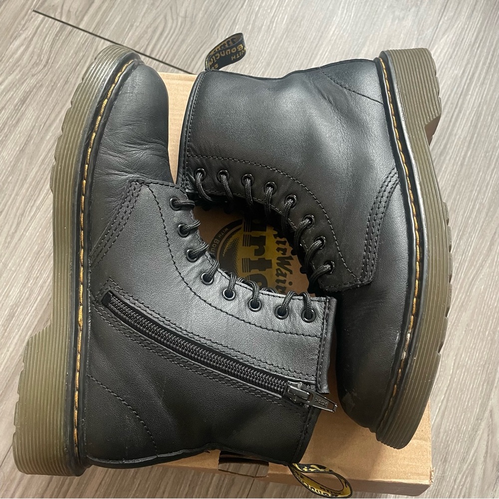 Dr. Martens Black Leather Kids Boots sz 3/4